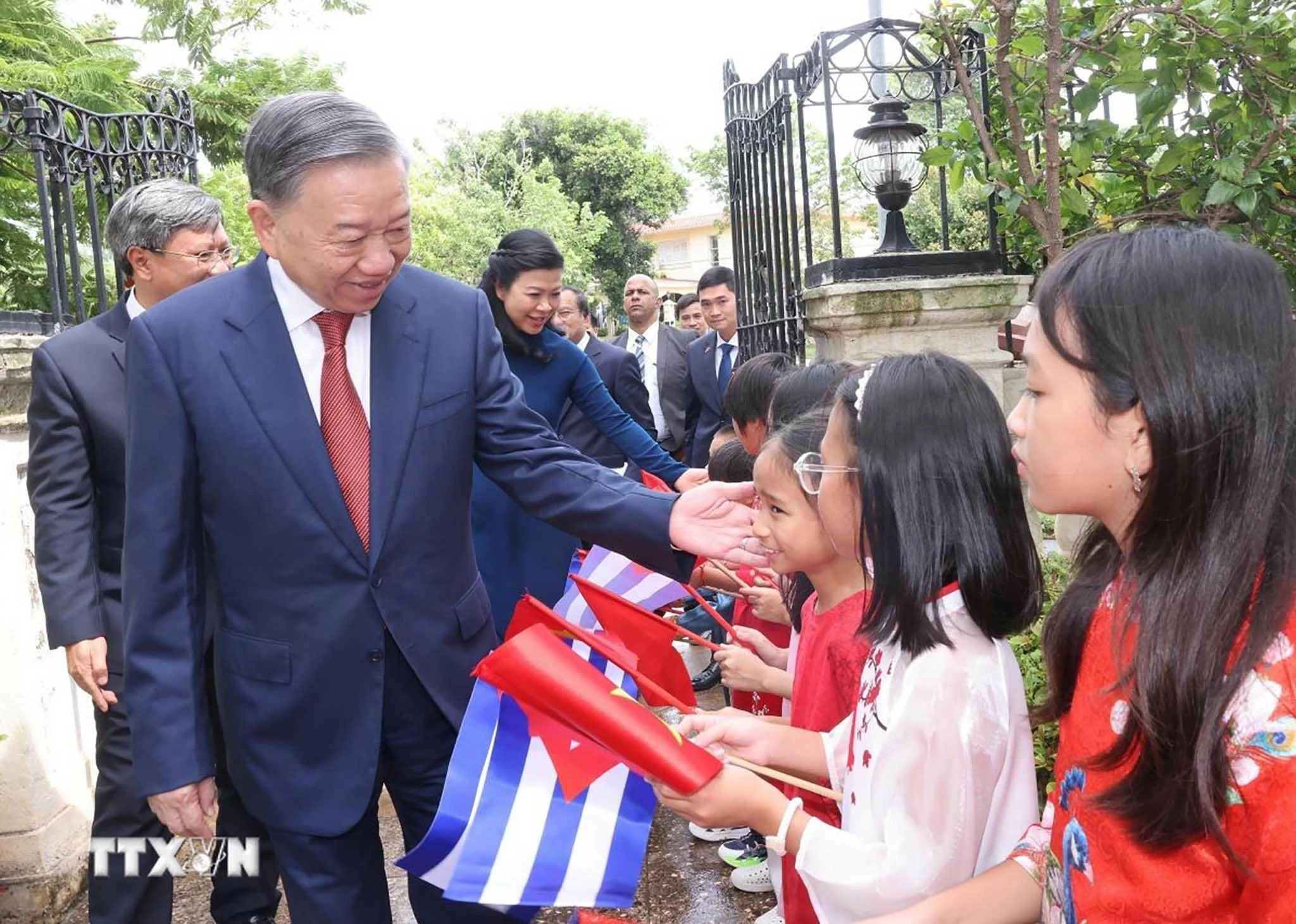 Tổng Bí thư, Chủ tịch nước Tô Lâm và Phu nhân với thiếu nhi Việt Nam tại Cuba. (Nguồn: TTXVN) Tổng Bí thư, Chủ tịch nước Tô Lâm và Phu nhân với thiếu nhi Việt Nam tại Cuba. (Nguồn: TTXVN)