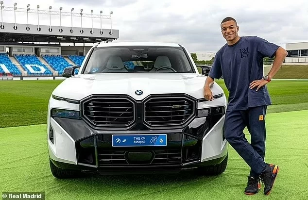 Kylian Mbappe cùng Real Madrid được tặng siêu xe Kylian Mbappe cùng Real Madrid được tặng siêu xe