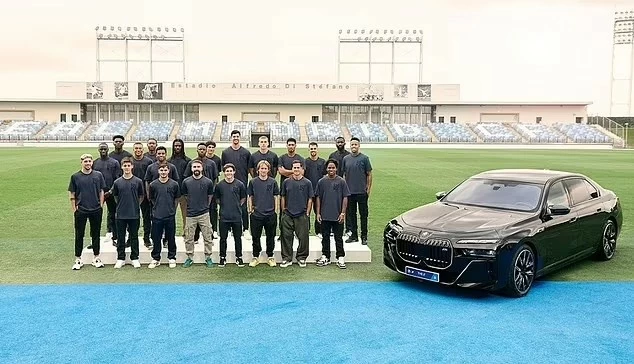 Kylian Mbappe cùng Real Madrid được tặng siêu xe Kylian Mbappe cùng Real Madrid được tặng siêu xe