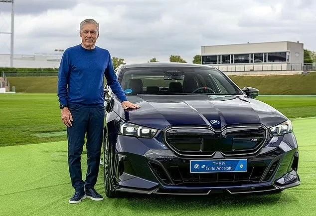 Kylian Mbappe cùng Real Madrid được tặng siêu xe Kylian Mbappe cùng Real Madrid được tặng siêu xe