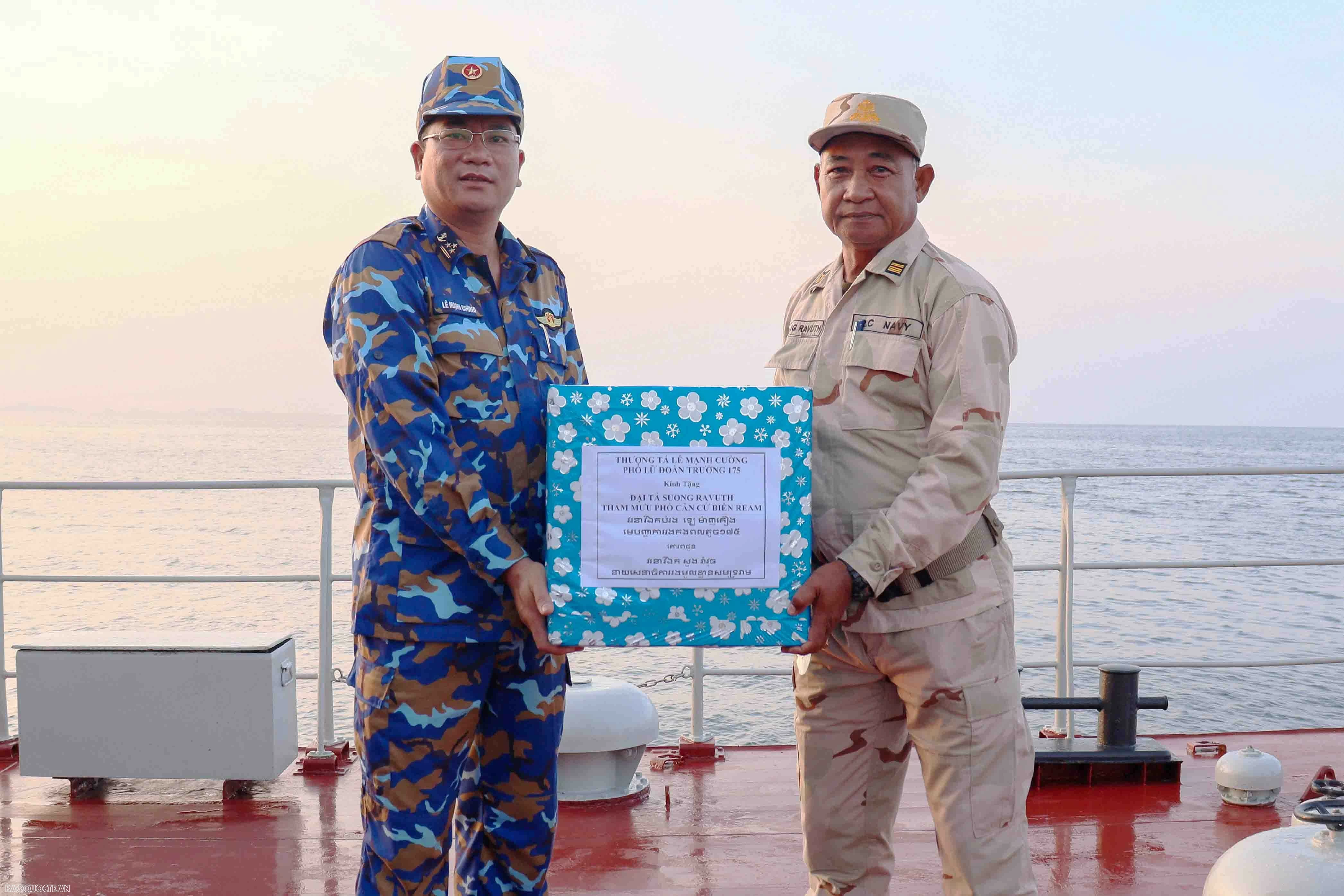 Chỉ huy tàu tuần tra Hải quân Việt Nam tặng quà chỉ huy tàu tuần tra Hải quân Hoàng gia Campuchia. Chỉ huy tàu tuần tra Hải quân Việt Nam tặng quà chỉ huy tàu tuần tra Hải quân Hoàng gia Campuchia.