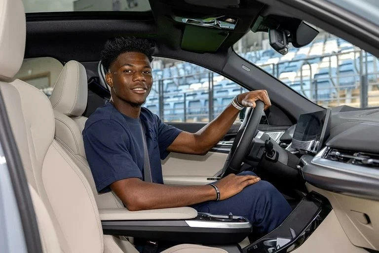 Kylian Mbappe cùng Real Madrid được tặng siêu xe Kylian Mbappe cùng Real Madrid được tặng siêu xe