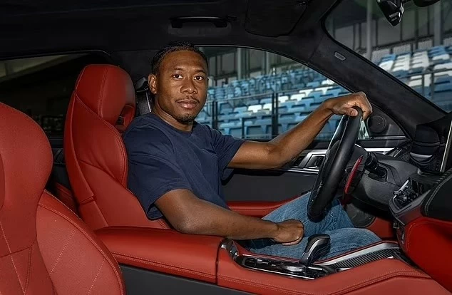 Kylian Mbappe cùng Real Madrid được tặng siêu xe Kylian Mbappe cùng Real Madrid được tặng siêu xe