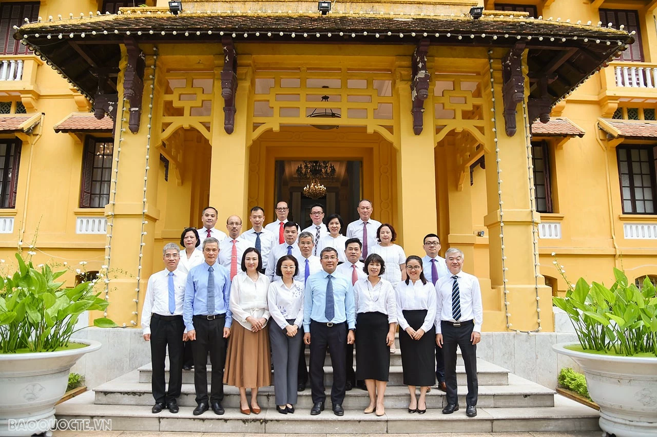 Khai giảng chương trình cập nhật thông tin dành cho các Trưởng cơ quan đại diện năm 2024 Khai giảng chương trình cập nhật thông tin dành cho các Trưởng cơ quan đại diện năm 2024