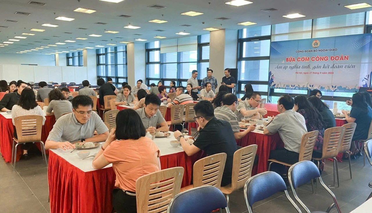 Tập thể đoàn viên tại trụ sở số 2 Lê Quang Đạo hào hứng tham gia bữa cơm công đoàn. (Ảnh: Minh Hiền) Tập thể đoàn viên tại trụ sở số 2 Lê Quang Đạo hào hứng tham gia bữa cơm công đoàn. (Ảnh: Minh Hiền)