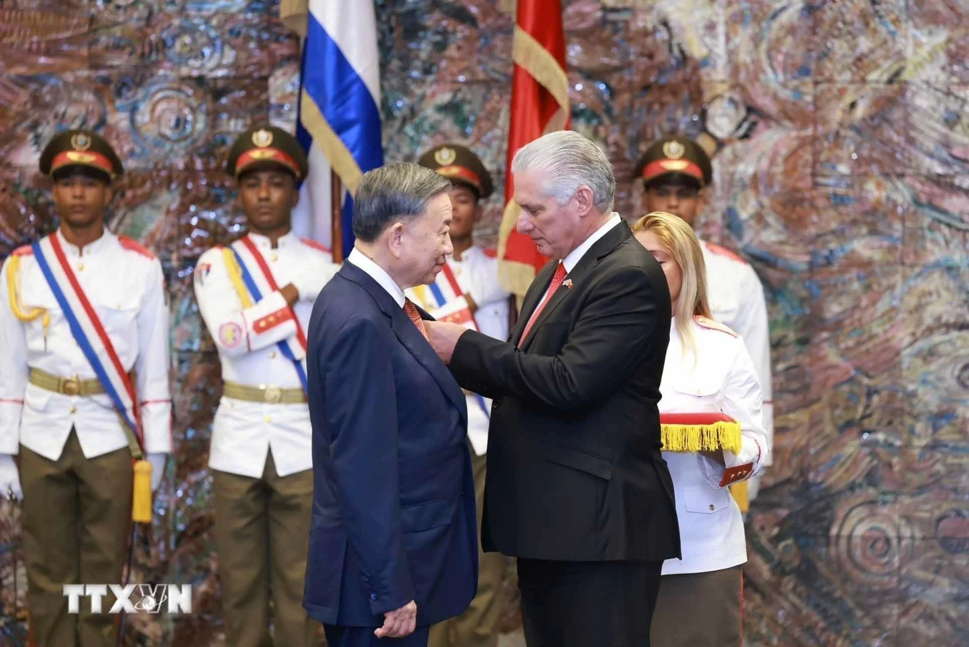 Bí thư thứ nhất Đảng Cộng sản Cuba, Chủ tịch Cuba Miguel Díaz-Canel Bermúdez trao tặng Huân chương Jose Marti cho Tổng Bí thư, Chủ tịch nước Tô Lâm. (Nguồn: TTXVN) Bí thư thứ nhất Đảng Cộng sản Cuba, Chủ tịch Cuba Miguel Díaz-Canel Bermúdez trao tặng Huân chương Jose Marti cho Tổng Bí thư, Chủ tịch nước Tô Lâm. (Nguồn: TTXVN)