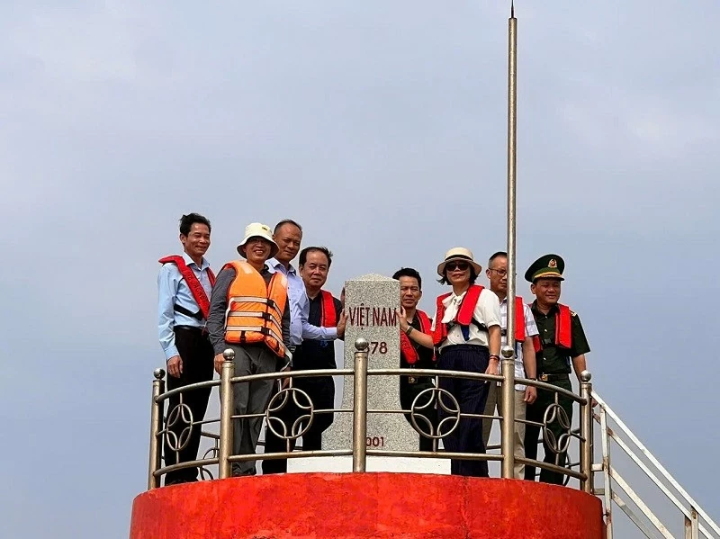 Khảo sát, đánh giá công tác quản lý, xây dựng và phát triển một số đảo gần bờ trong Vịnh Bắc Bộ Khảo sát, đánh giá công tác quản lý, xây dựng và phát triển một số đảo gần bờ trong Vịnh Bắc Bộ