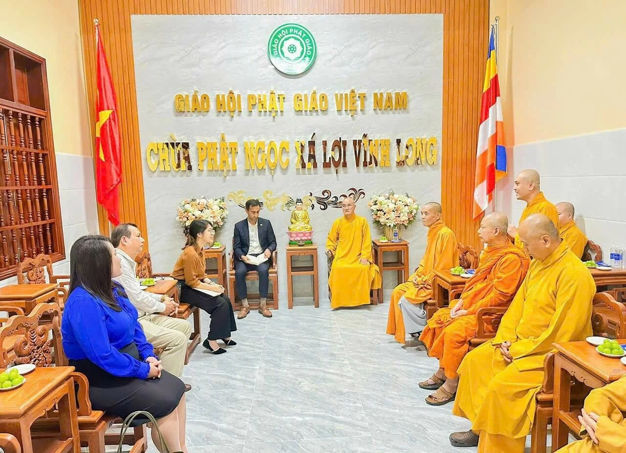 Tổng lãnh sự quán Mỹ tại thành phố Hồ Chí Minh đánh giá cao công tác chăm lo cho đông bào dân tộc, tôn giáo tại tỉnh Vĩnh Long Tổng lãnh sự quán Mỹ tại thành phố Hồ Chí Minh đánh giá cao công tác chăm lo cho đông bào dân tộc, tôn giáo tại tỉnh Vĩnh Long