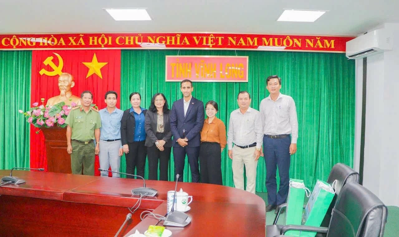 Tổng lãnh sự quán Mỹ tại thành phố Hồ Chí Minh đánh giá cao công tác chăm lo cho đông bào dân tộc, tôn giáo tại tỉnh Vĩnh Long Tổng lãnh sự quán Mỹ tại thành phố Hồ Chí Minh đánh giá cao công tác chăm lo cho đông bào dân tộc, tôn giáo tại tỉnh Vĩnh Long