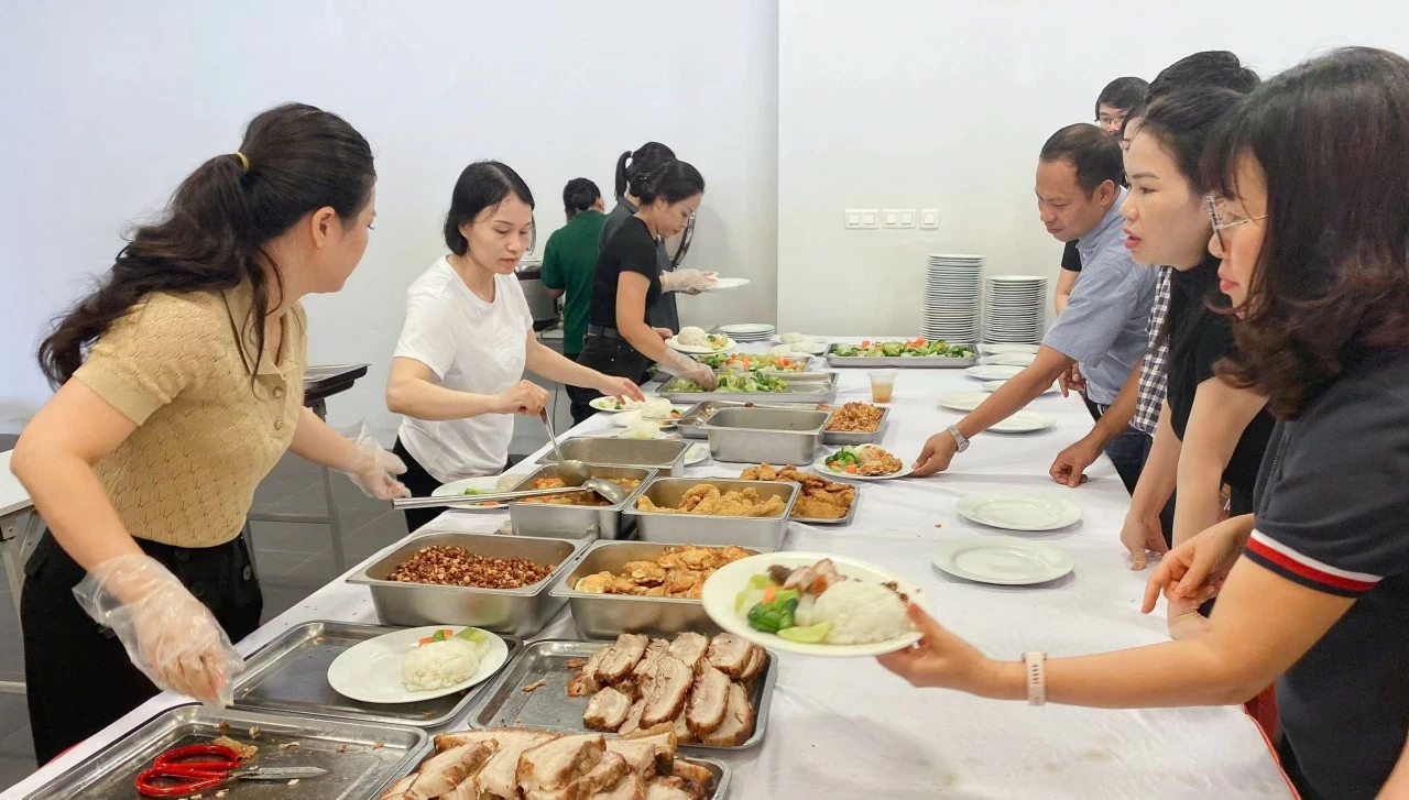 các đoàn viên cùng nhau thưởng thức những món ăn truyền thống và đậm đà hương vị quê hương. (Ảnh: Minh Hiền) các đoàn viên cùng nhau thưởng thức những món ăn truyền thống và đậm đà hương vị quê hương. (Ảnh: Minh Hiền)