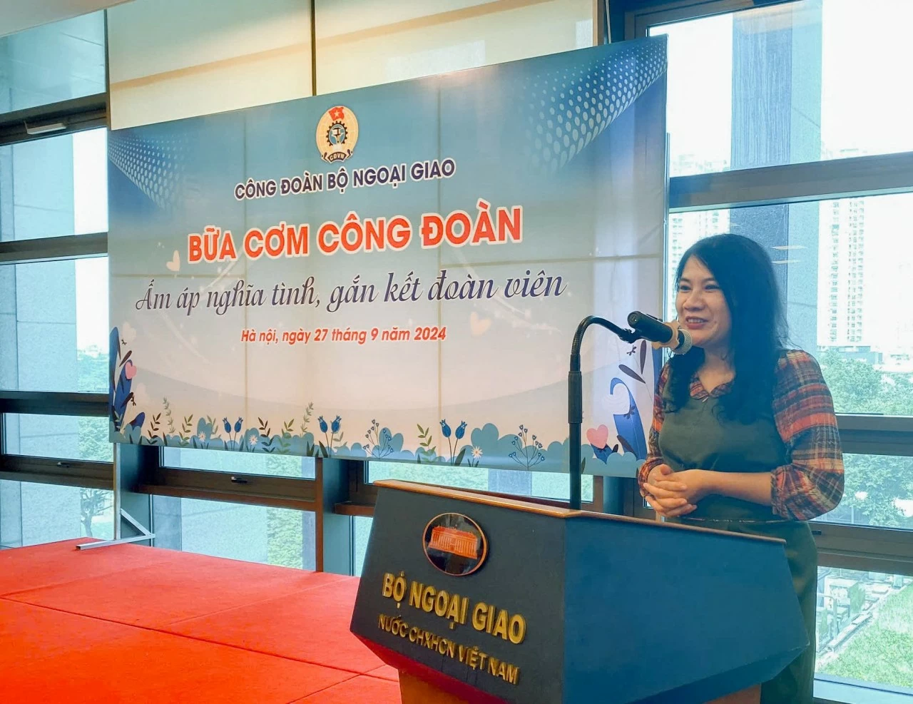 Bà Thuỷ nhấn mạnh, đây là lần đầu tiên Công đoàn Bộ Ngoại giao tổ chức bữa ăn tập thể và thể hiện sự quan tâm chăm sóc trực tiếp đến tất cả các đoàn viên. (Ảnh: Minh Hiền) Bà Thuỷ nhấn mạnh, đây là lần đầu tiên Công đoàn Bộ Ngoại giao tổ chức bữa ăn tập thể và thể hiện sự quan tâm chăm sóc trực tiếp đến tất cả các đoàn viên. (Ảnh: Minh Hiền)