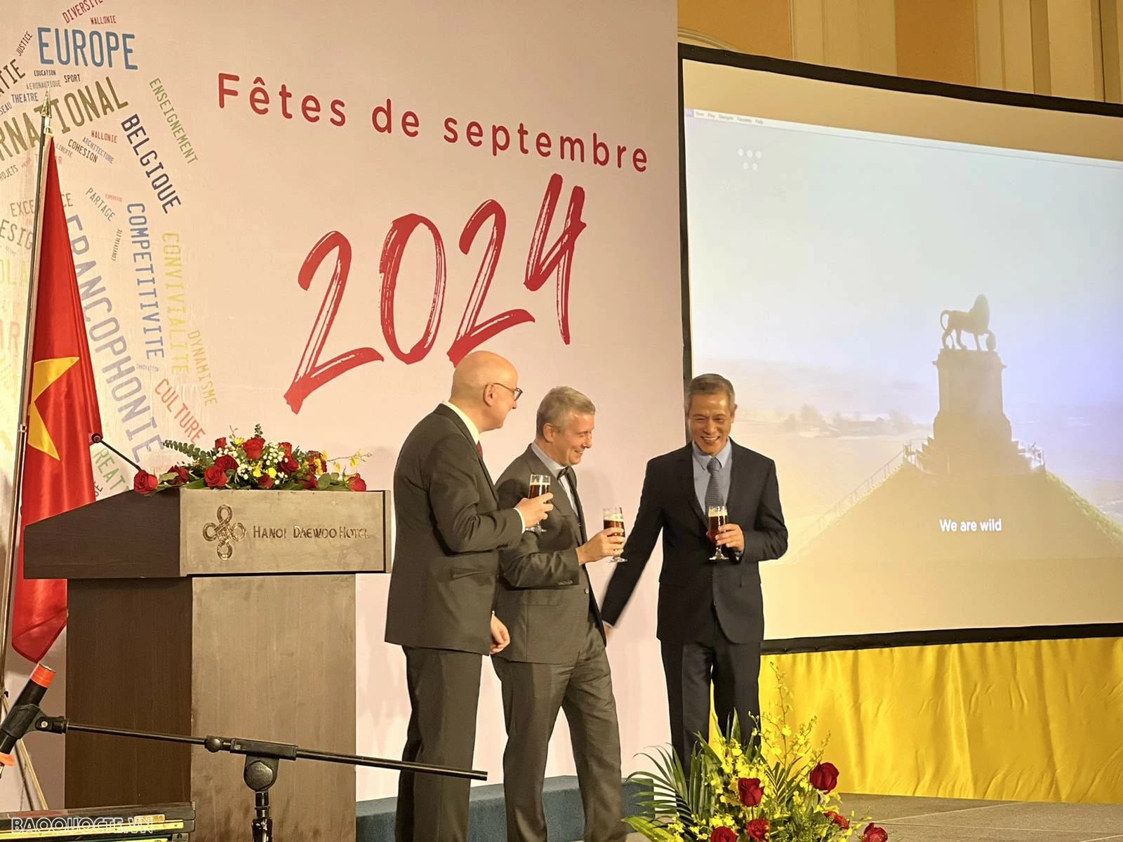 Trưởng đại diện Phái đoàn Wallonie-Bruxelles tại Việt Nam Pierre Du Ville, Đại sứ Karl Van den Bossche và Trợ lý Bộ trưởng Ngoại giao Nguyễn Minh Vũ đã cùng nâng cốc chúc mừng những ngày Lễ hội vùng Wallonie và ngày thành lập cộng đồng người Bỉ nói tiếng Pháp. Trưởng đại diện Phái đoàn Wallonie-Bruxelles tại Việt Nam Pierre Du Ville, Đại sứ Karl Van den Bossche và Trợ lý Bộ trưởng Ngoại giao Nguyễn Minh Vũ đã cùng nâng cốc chúc mừng những ngày Lễ hội vùng Wallonie và ngày thành lập cộng đồng người Bỉ nói tiếng Pháp.