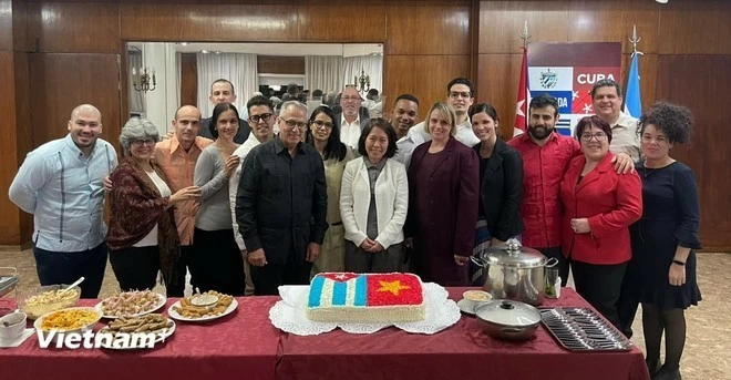 Đại sứ Việt Nam Ngô Minh Nguyệt và Đại sứ Cuba Pedro Pablo Prada chụp ảnh lưu niệm cùng các cán bộ Cuba tại Argentina trong buổi giao lưu. Đại sứ Việt Nam Ngô Minh Nguyệt và Đại sứ Cuba Pedro Pablo Prada chụp ảnh lưu niệm cùng các cán bộ Cuba tại Argentina trong buổi giao lưu.