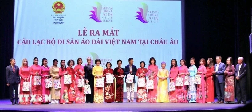 Ra mắt Câu lạc bộ Di sản Áo dài Việt Nam tại châu Âu Ra mắt Câu lạc bộ Di sản Áo dài Việt Nam tại châu Âu