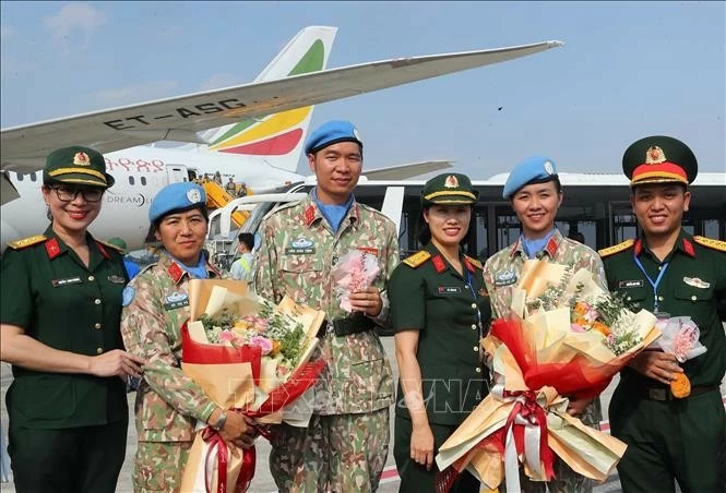 Đại diện các cơ quan, đơn vị đón các sĩ quan Đội Công binh số 2. Ảnh: Trọng Đức/TTXVN Đại diện các cơ quan, đơn vị đón các sĩ quan Đội Công binh số 2. Ảnh: Trọng Đức/TTXVN