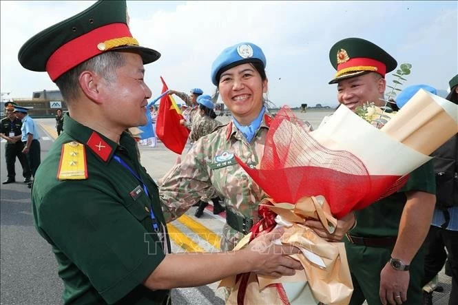 Đại diện các cơ quan, đơn vị đón các sĩ quan Đội Công binh số 2. (Nguồn: TTXVN) Đại diện các cơ quan, đơn vị đón các sĩ quan Đội Công binh số 2. (Nguồn: TTXVN)