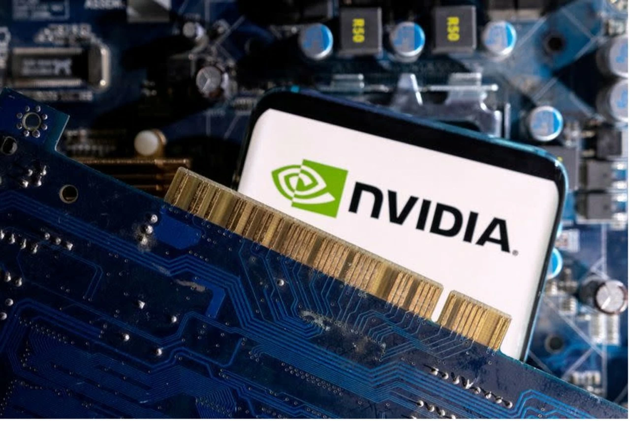Các nhà phân tích dự kiến Nvidia sẽ vận chuyển hơn 1 triệu chip H20, có giá 12.000-13.000 đô la mỗi chip, đến Trung Quốc trong những tháng tới, trong bối cảnh nước này đang chi mạnh tay cho cơ sở hạ tầng AI. (Nguồn: Reuters) Các nhà phân tích dự kiến Nvidia sẽ vận chuyển hơn 1 triệu chip H20, có giá 12.000-13.000 đô la mỗi chip, đến Trung Quốc trong những tháng tới, trong bối cảnh nước này đang chi mạnh tay cho cơ sở hạ tầng AI. (Nguồn: Reuters)