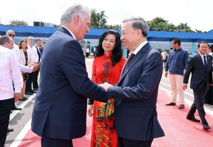 Bí thư thứ nhất Đảng Cộng sản Cuba, Chủ tịch Cuba Miguel Diaz Canel Bermudez tiễn Tổng Bí thư, Chủ tịch nước Tô Lâm và phu nhân tại Sân bay quốc tế Jose Marti ở Thủ đô La Habana, trưa 27/9/2024 (giờ địa phương). (Nguồn: TTXVN) Bí thư thứ nhất Đảng Cộng sản Cuba, Chủ tịch Cuba Miguel Diaz Canel Bermudez tiễn Tổng Bí thư, Chủ tịch nước Tô Lâm và phu nhân tại Sân bay quốc tế Jose Marti ở Thủ đô La Habana, trưa 27/9/2024 (giờ địa phương). (Nguồn: TTXVN)