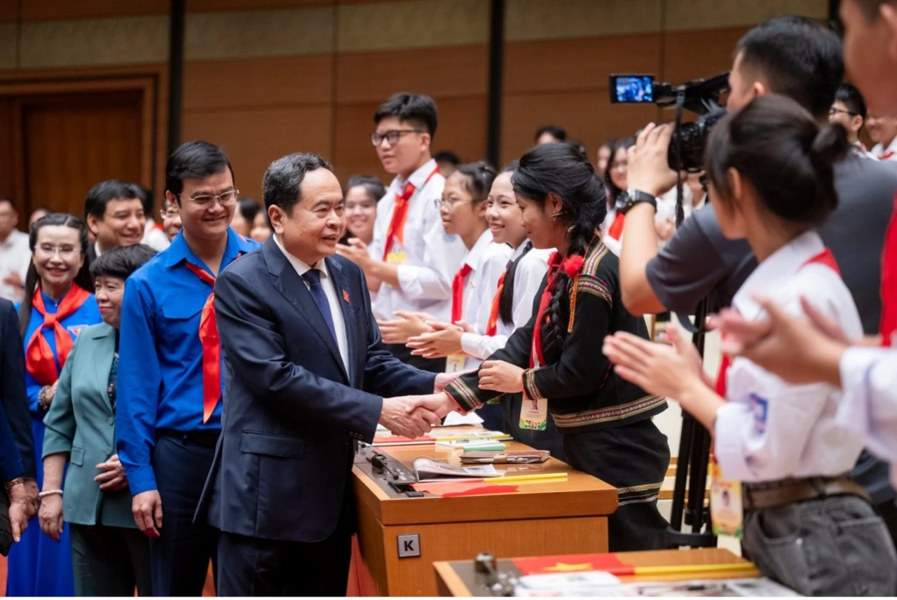 Chủ tịch Quốc hội Trần Thanh Mẫn và các đại biểu tham dự Phiên chất vấn và trả lời chất vấn trong khuôn khổ Phiên họp giả định “Quốc hội trẻ em” lần thứ hai - năm 2024. Chủ tịch Quốc hội Trần Thanh Mẫn và các đại biểu tham dự Phiên chất vấn và trả lời chất vấn trong khuôn khổ Phiên họp giả định “Quốc hội trẻ em” lần thứ hai - năm 2024.