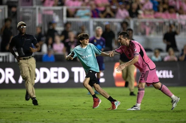 Messi bảo vệ fan nhí. Messi bảo vệ fan nhí.