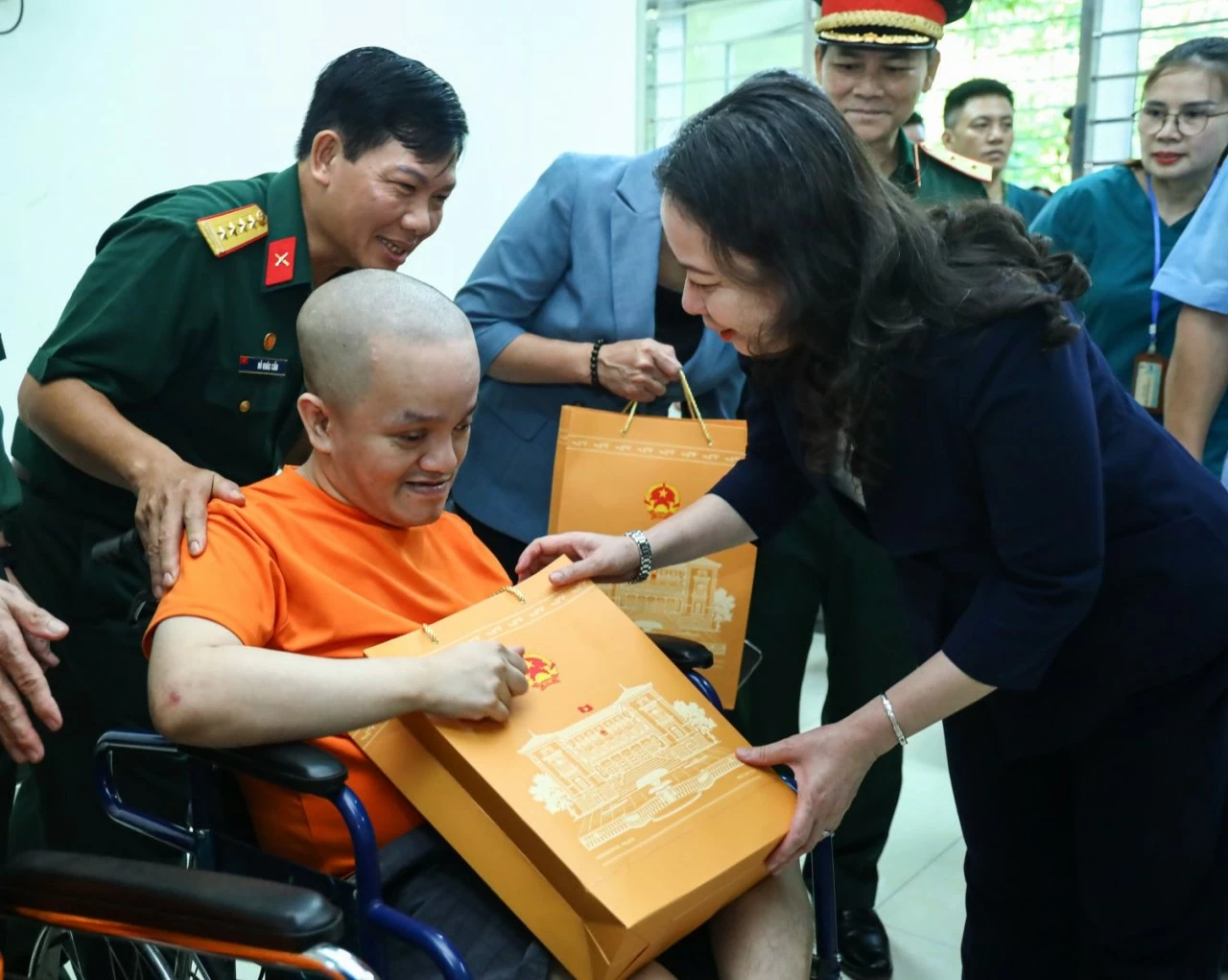 Phó Chủ tịch nước Võ Thị Ánh Xuân đã đến thăm và tặng quà Trung tâm Chăm sóc, nuôi dưỡng, điều trị nạn nhân nhiễm chất độc da cam/dioxin thành phố Hà Nội tại xã Yên Bài, huyện Ba Vì, ngày 10/8/2024. (Nguồn: VPCTN) Phó Chủ tịch nước Võ Thị Ánh Xuân đã đến thăm và tặng quà Trung tâm Chăm sóc, nuôi dưỡng, điều trị nạn nhân nhiễm chất độc da cam/dioxin thành phố Hà Nội tại xã Yên Bài, huyện Ba Vì, ngày 10/8/2024. (Nguồn: VPCTN)