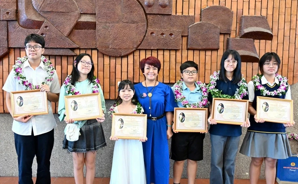 Con em cán bộ ngành Ngoại giao tham dự Lễ tuyên dương học sinh đạt giải quốc gia, quốc tế năm 2023-2024 Con em cán bộ ngành Ngoại giao tham dự Lễ tuyên dương học sinh đạt giải quốc gia, quốc tế năm 2023-2024