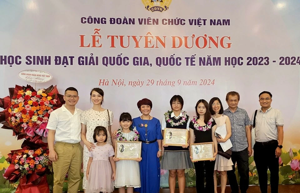 Con em cán bộ ngành Ngoại giao tham dự Lễ tuyên dương học sinh đạt giải quốc gia, quốc tế năm 2023-2024 Con em cán bộ ngành Ngoại giao tham dự Lễ tuyên dương học sinh đạt giải quốc gia, quốc tế năm 2023-2024