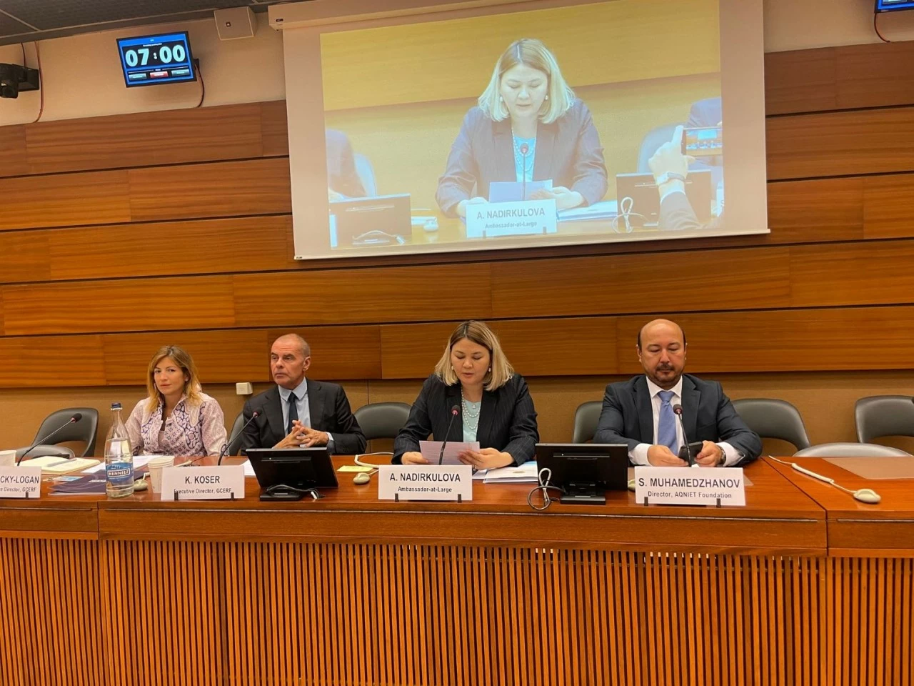 Đại sứ Alua Nadirkulova (giữa) tại phiên thảo luận chuyên đề về giáo dục chất lượng vì hòa bình và lòng khoan dung cho mọi trẻ em nhân khóa họp thứ 57. (Nguồn: Phái đoàn Kazakhstan tại UN) Đại sứ Alua Nadirkulova (giữa) tại phiên thảo luận chuyên đề về giáo dục chất lượng vì hòa bình và lòng khoan dung cho mọi trẻ em nhân khóa họp thứ 57. (Nguồn: Phái đoàn Kazakhstan tại UN)