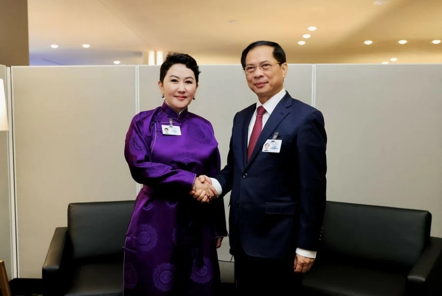 Bộ trưởng Ngoại giao Battsetseg Batmunkh và Phó Thủ tướng, Bộ trưởng Ngoại giao Bùi Thanh Sơn vào ngày 24/9, bên lề khóa họp lần thứ 79 của Đại hội đồng Liên hợp quốc. (Nguồn: Montsame) Bộ trưởng Ngoại giao Battsetseg Batmunkh và Phó Thủ tướng, Bộ trưởng Ngoại giao Bùi Thanh Sơn vào ngày 24/9, bên lề khóa họp lần thứ 79 của Đại hội đồng Liên hợp quốc. (Nguồn: Montsame)