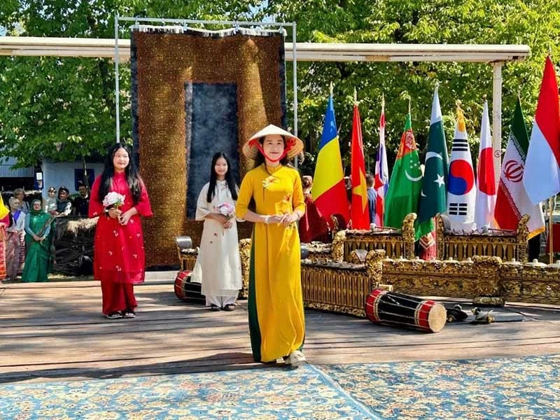 Đại sứ quán Việt Nam tham gia Lễ hội văn hóa châu Á tại Bucharest Đại sứ quán Việt Nam tham gia Lễ hội văn hóa châu Á tại Bucharest