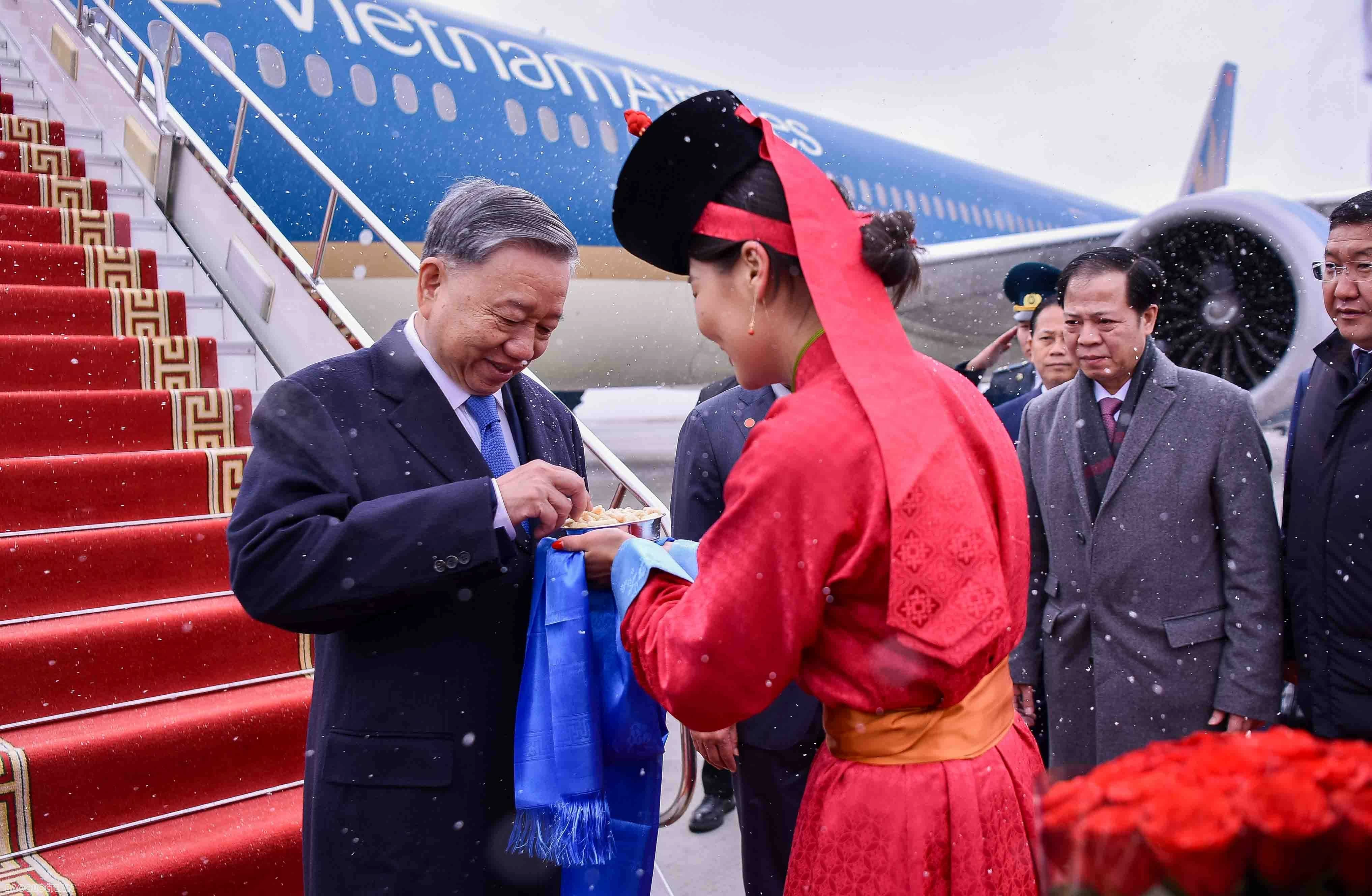 Tổng Bí thư, Chủ tịch nước Tô Lâm đến Mông Cổ, bắt đầu chuyến thăm cấp Nhà nước Tổng Bí thư, Chủ tịch nước Tô Lâm đến Mông Cổ, bắt đầu chuyến thăm cấp Nhà nước