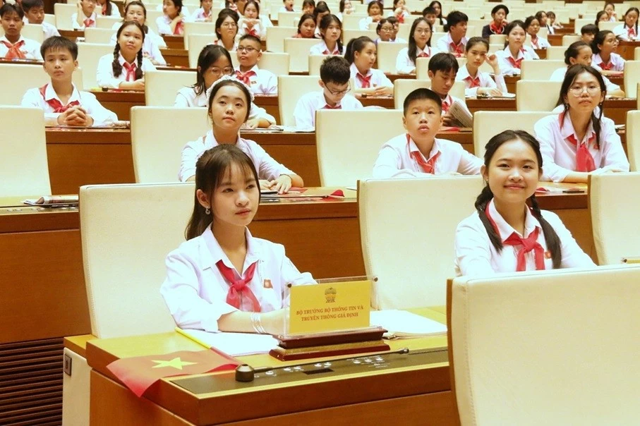 Bộ trưởng GD&ĐT hỏi học sinh về việc loại bỏ bạo lực học đường Bộ trưởng GD&ĐT hỏi học sinh về việc loại bỏ bạo lực học đường