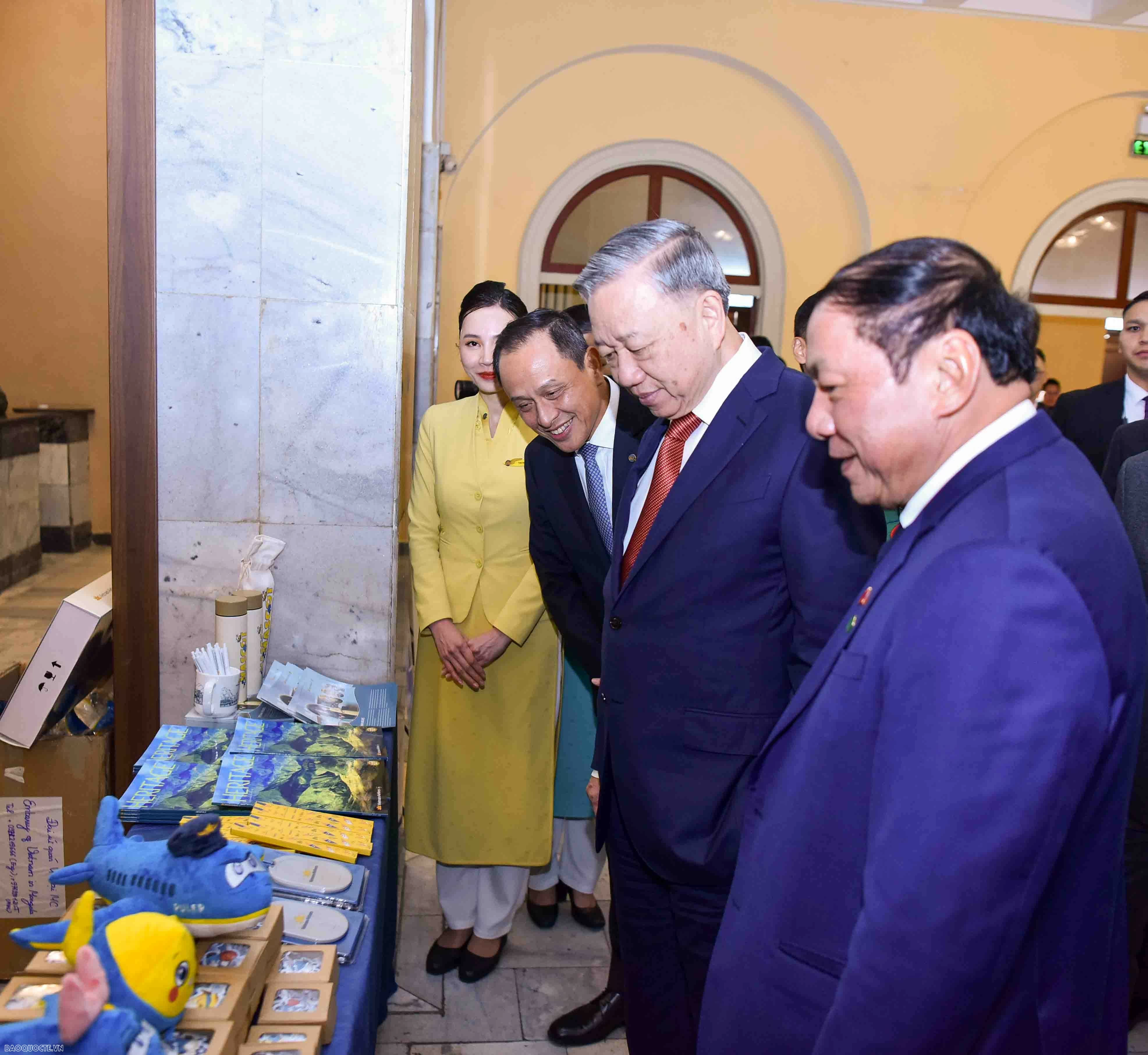 Tổng Bí thư, Chủ tịch nước Tô Lâm và Tổng thống Ukhnaagiin Khurelsukh dự Lễ khai mạc Ngày Văn hóa Việt Nam tại Mông Cổ năm 2024 Tổng Bí thư, Chủ tịch nước Tô Lâm và Tổng thống Ukhnaagiin Khurelsukh dự Lễ khai mạc Ngày Văn hóa Việt Nam tại Mông Cổ năm 2024