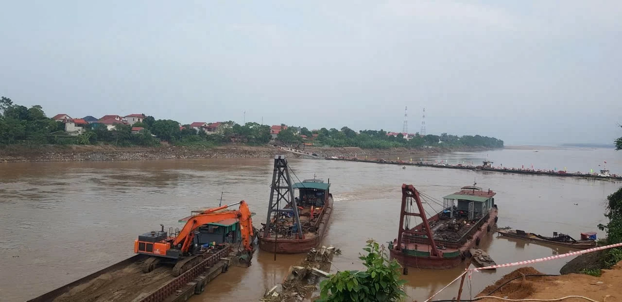 40 cán bộ, chiến sĩ Lữ đoàn Đặc công Hải quân 126 tham gia tìm kiếm cứu nạn tại khu vực cầu Phong Châu, tỉnh Phú Thọ 40 cán bộ, chiến sĩ Lữ đoàn Đặc công Hải quân 126 tham gia tìm kiếm cứu nạn tại khu vực cầu Phong Châu, tỉnh Phú Thọ