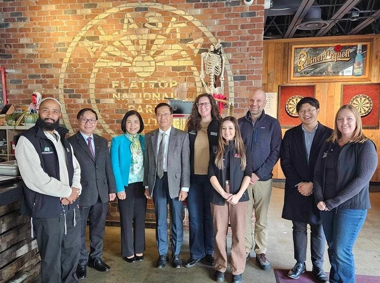 Thúc đẩy hợp tác Việt Nam-Alaska qua chuyến thăm của Tổng Lãnh sự Hoàng Anh Tuấn Thúc đẩy hợp tác Việt Nam-Alaska qua chuyến thăm của Tổng Lãnh sự Hoàng Anh Tuấn