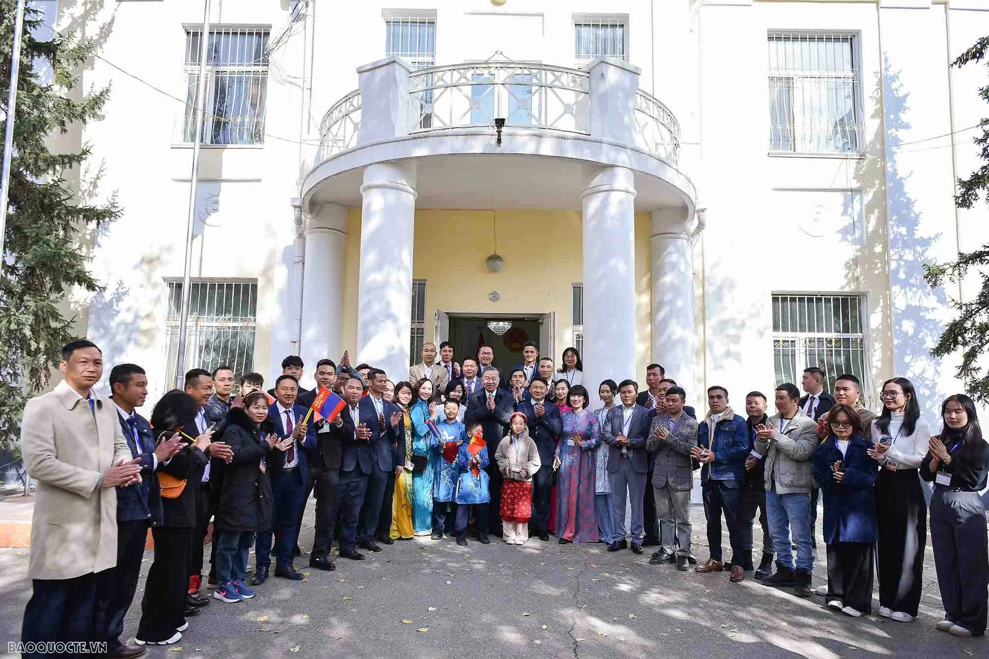 undefined thăm đại sứ quán