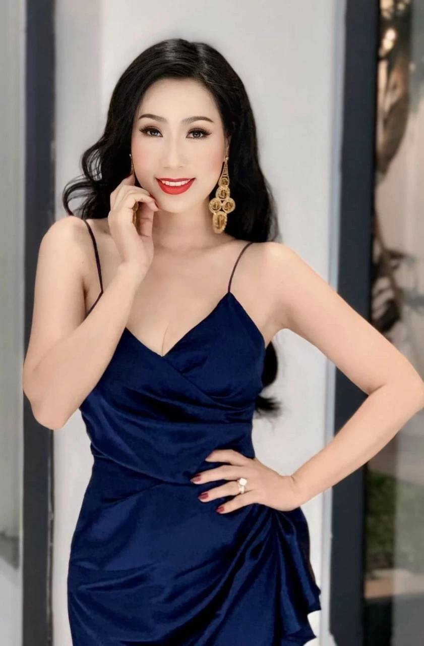 Diễn viên Phan Minh Huyền đẹp tựa nàng thơ; Hoa hậu Hà Kiều Anh đọ dáng cùng Diva Hồng Nhung Diễn viên Phan Minh Huyền đẹp tựa nàng thơ; Hoa hậu Hà Kiều Anh đọ dáng cùng Diva Hồng Nhung