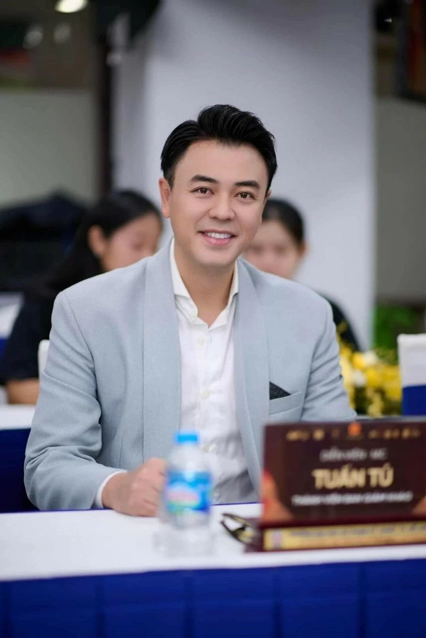 BTV Hoài Anh hoá nữ sinh với áo dài trắng, diễn viên Phan Minh Huyền đẹp tựa nàng thơ BTV Hoài Anh hoá nữ sinh với áo dài trắng, diễn viên Phan Minh Huyền đẹp tựa nàng thơ