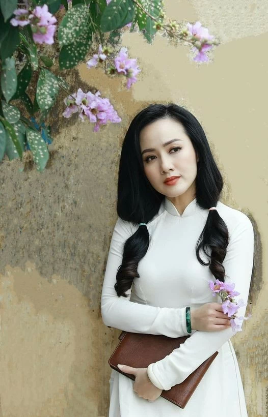 Diễn viên Phan Minh Huyền đẹp tựa nàng thơ; Hoa hậu Hà Kiều Anh đọ dáng cùng Diva Hồng Nhung Diễn viên Phan Minh Huyền đẹp tựa nàng thơ; Hoa hậu Hà Kiều Anh đọ dáng cùng Diva Hồng Nhung