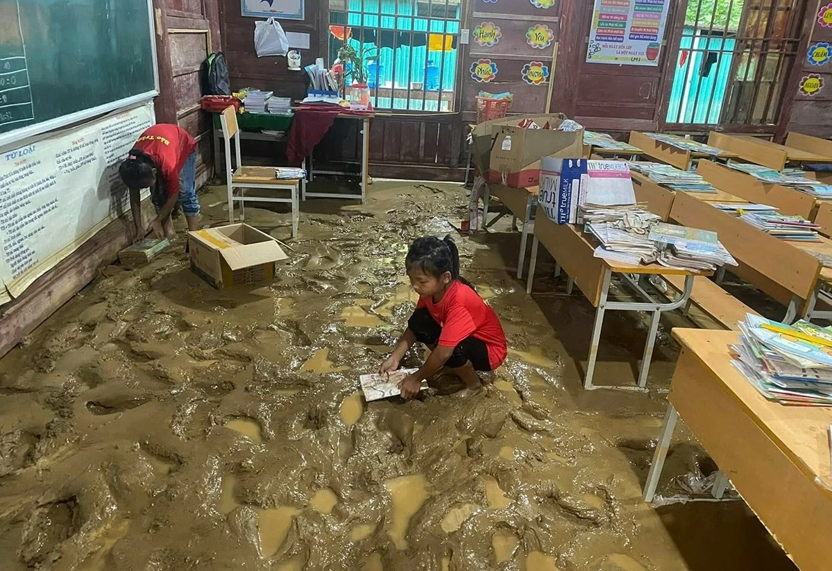 Hai huyện biên giới Nghệ An xuất hiện lũ ống, sạt lở đất trong đêm Hai huyện biên giới Nghệ An xuất hiện lũ ống, sạt lở đất trong đêm