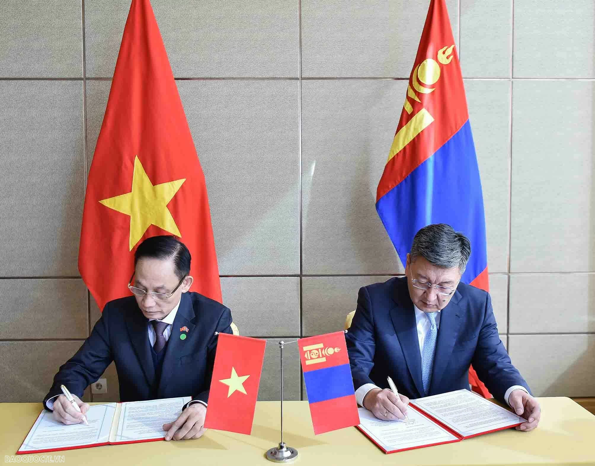 đồng chí Lê Hoài Trung và Tổng thư ký Đảng Nhân dân Mông Cổ Yangug Sobaatar đã thay mặt hai Đảng ký kết Bản ghi nhớ tăng cường hợp tác giữa hai Đảng giai đoạn mới. đồng chí Lê Hoài Trung và Tổng thư ký Đảng Nhân dân Mông Cổ Yangug Sobaatar đã thay mặt hai Đảng ký kết Bản ghi nhớ tăng cường hợp tác giữa hai Đảng giai đoạn mới.