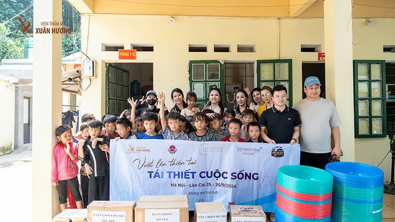 Đoàn thiện nguyện “Vượt lên thiên tai - Tái thiết cuộc sống” đến tận nơi chia sẻ khó khăn với các em nhỏ. Đoàn thiện nguyện “Vượt lên thiên tai - Tái thiết cuộc sống” đến tận nơi chia sẻ khó khăn với các em nhỏ.