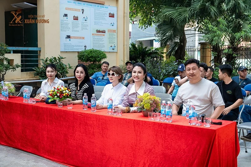 Đại biểu các cơ quan, đơn vị trong đoàn thiện nguyện. Đại biểu các cơ quan, đơn vị trong đoàn thiện nguyện.