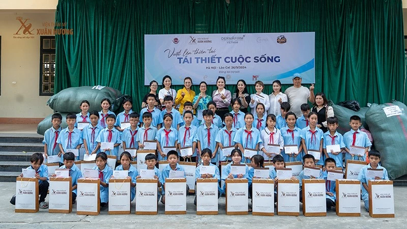 VTM Xuân Hương trao tận tay những phần quà đến với các em học sinh. VTM Xuân Hương trao tận tay những phần quà đến với các em học sinh.