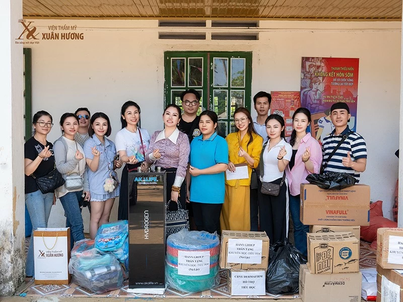 Đoàn thiện nguyện tặng 2 máy lọc nước cho hai điểm trường, mong muốn mang đến nguồn nước sạch cho các em học sinh & thầy cô giáo. Đoàn thiện nguyện tặng 2 máy lọc nước cho hai điểm trường, mong muốn mang đến nguồn nước sạch cho các em học sinh & thầy cô giáo.