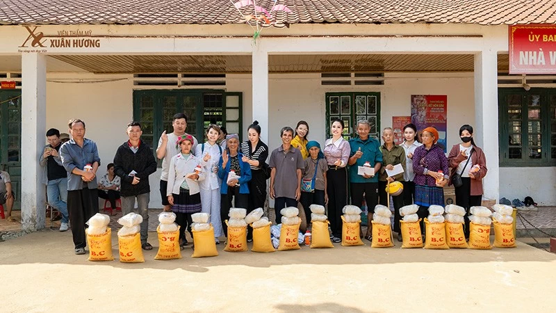 Đoàn thiện nguyện trao từng bao gạo đến các hộ dân gặp khó khăn, mong khắc phục hậu quả tạm thời sau cơn bão. Đoàn thiện nguyện trao từng bao gạo đến các hộ dân gặp khó khăn, mong khắc phục hậu quả tạm thời sau cơn bão.