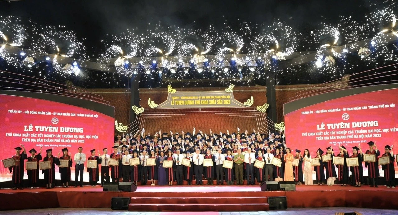 Hà Nội: Tuyên dương 100 thủ khoa tốt nghiệp xuất sắc năm 2024 Hà Nội: Tuyên dương 100 thủ khoa tốt nghiệp xuất sắc năm 2024