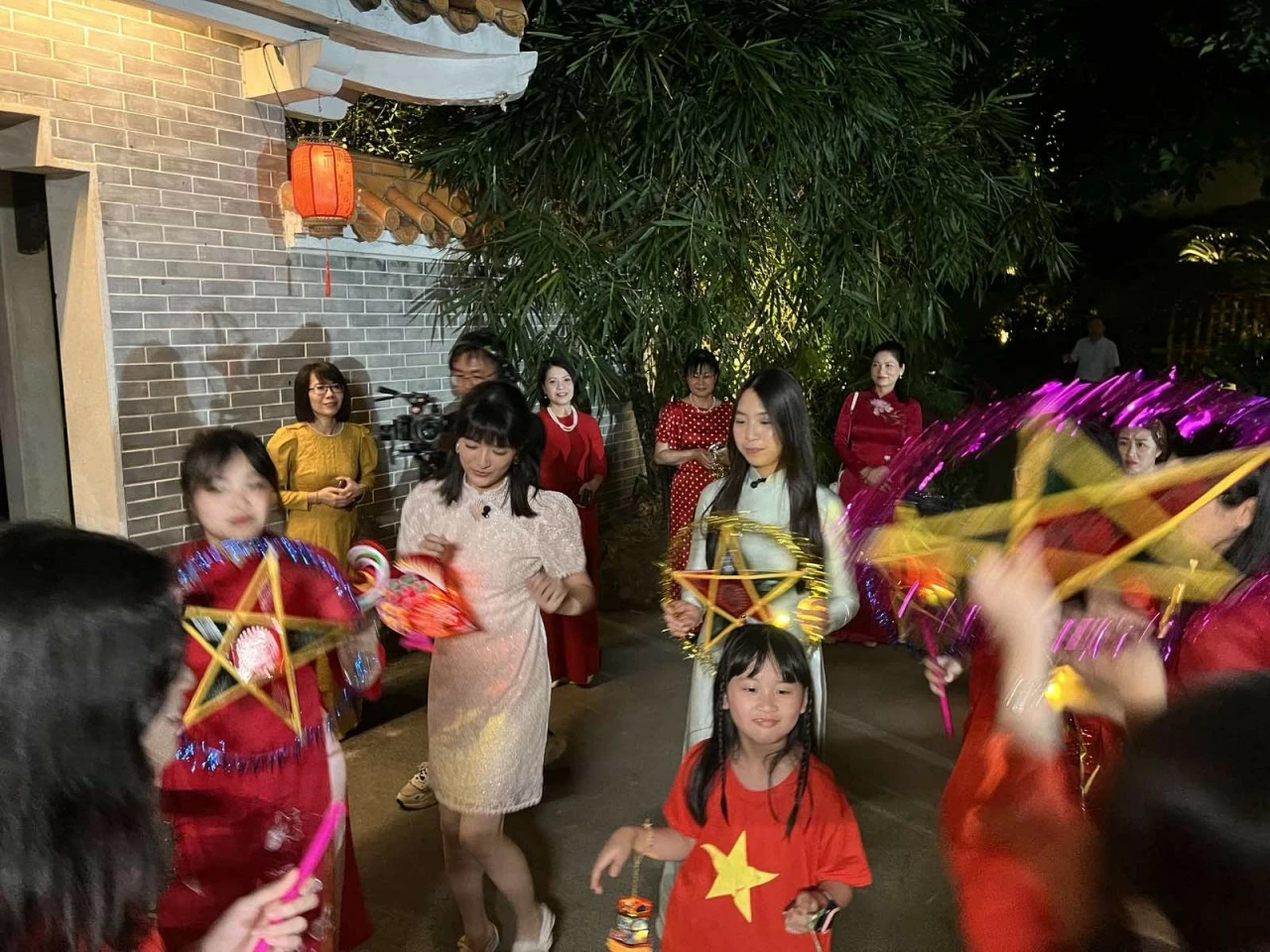 Tết Trung thu Việt Nam lên sóng Đài Truyền hình tỉnh Quảng Đông, Trung Quốc Tết Trung thu Việt Nam lên sóng Đài Truyền hình tỉnh Quảng Đông, Trung Quốc
