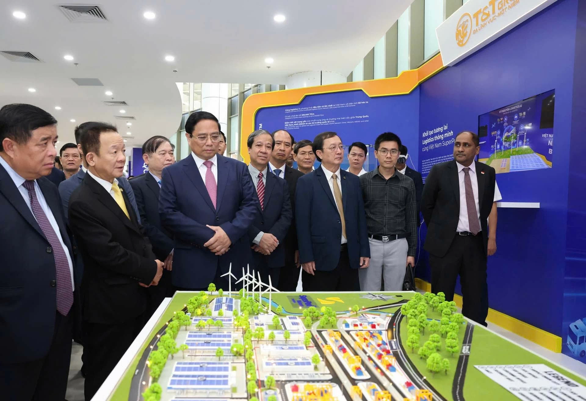 Thủ tướng Chính phủ thăm quan khu vực triển lãm của Việt Nam SuperPort™ Thủ tướng Chính phủ thăm quan khu vực triển lãm của Việt Nam SuperPort™