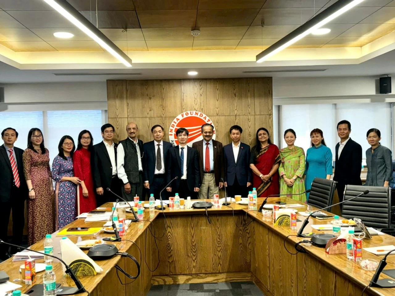 Đoàn công tác Học viện Chính trị quốc gia Hồ Chí Minh làm việc với India Foundation. Đoàn công tác Học viện Chính trị quốc gia Hồ Chí Minh làm việc với India Foundation.